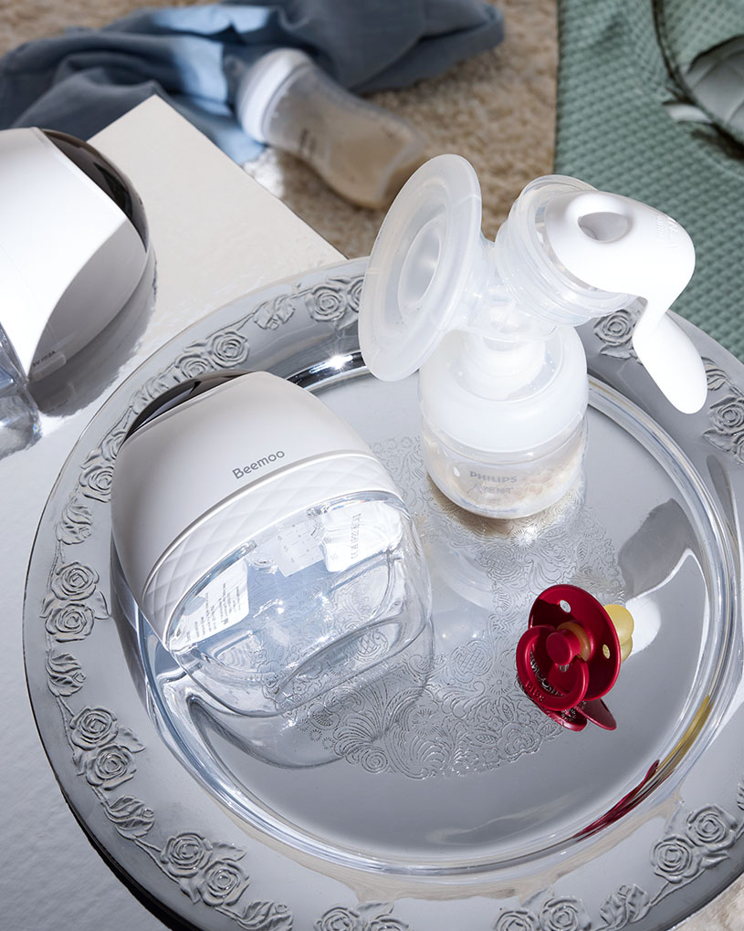 Amningsprodukter på en silverbricka, med texten 'Beemoo' på en behållare.