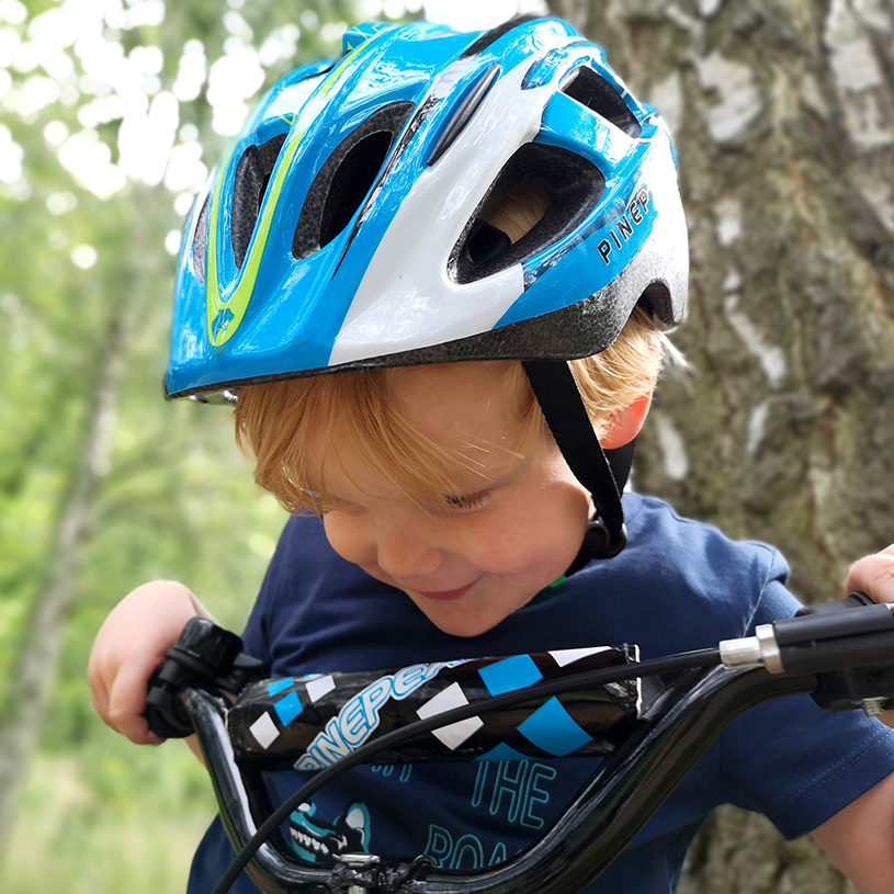 Cykelhjälm för barn är en självklarhet – och så är det med det. Men när det kommer till vilken hjälm ditt barn ska ha är det bara att välja. Vi har ett stort urval av cykelhjälmar – alla säkra och bekväma från välkända varumärken.