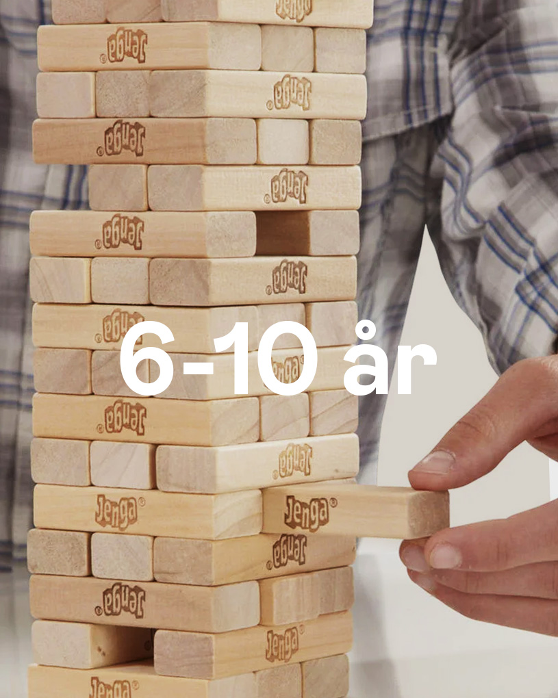Hand drar ut kloss från ett Jenga-torn med texten 6-10 år.
