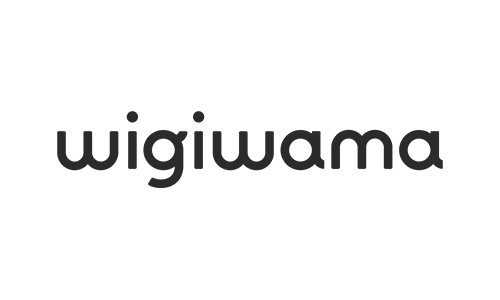 Svart logotyp med texten 'Wigiwama'.