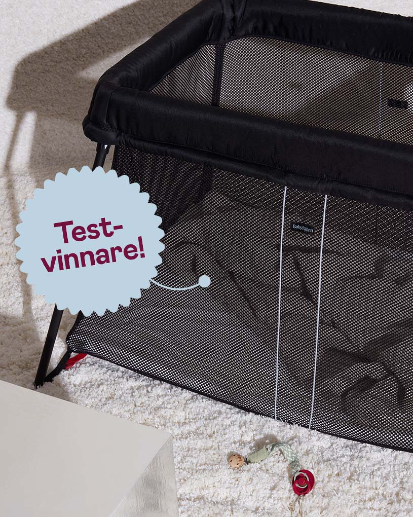 Resesäng i svart med texten 'Bäst i test' i en blå cirkel på ett vitt matt underlag.