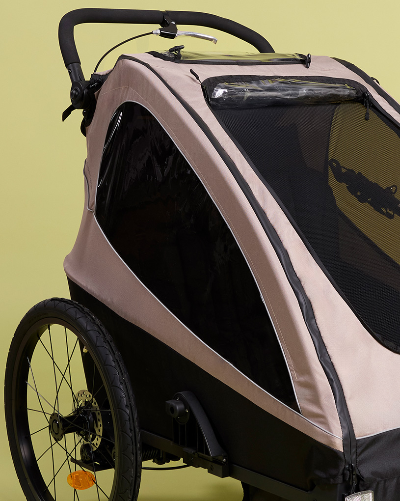 Aktivitetsvagn i beige och svart med texten 'Barnvagnar & Aktivitetsvagnar'.