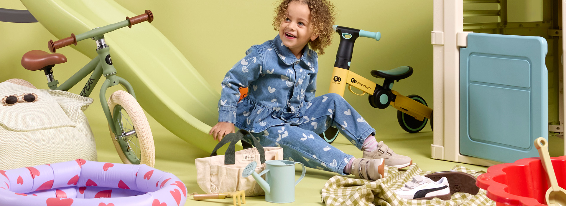 Barn leker med leksaker på en ljusgrön bakgrund, med texten 'Vårstart'.