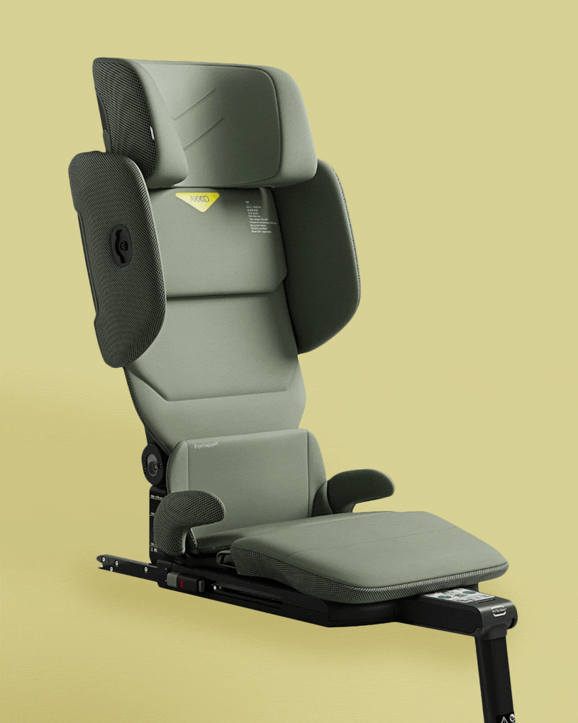 Grönt bilbarnstol med texten 'Axkid Up Bältesstol'.