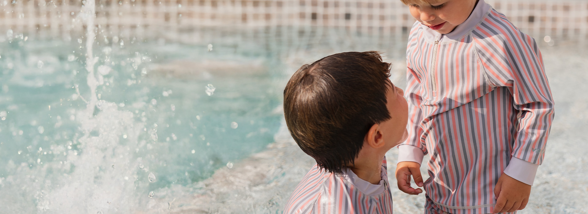 En kvinna ler mot en pojke som håller en blomma, med texten 'Kenza X Viking'.