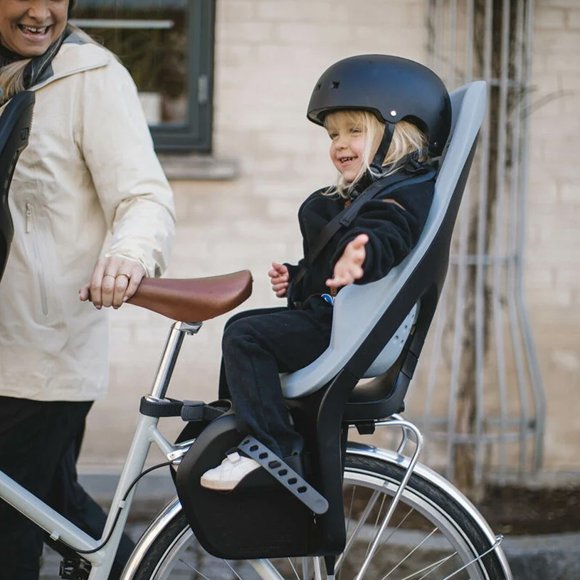 En cykelsits är perfekt för att få med hela familjen på en cykeltur. Hos oss på Jollyroom hittar du barnstolar för cykeln med flera typer av lösningar. Så fäst ditt barn på cykelbarnstolen och ge er i väg tillsammans på äventyr. Jollyroom finns till för att göra dina familjeturer smidigare och fulla av glädje!