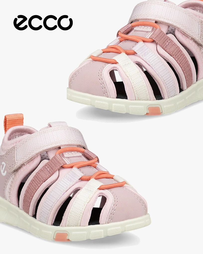 Ecco logotyp vid rosa och beige barnsandaler med orangea snören. Sportig design med vit sula.