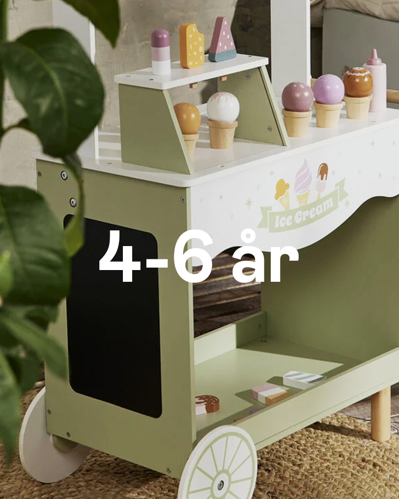 Leksaksglasskiosk med trähjul och glass i kulor och strutar, text '4-6 år'.