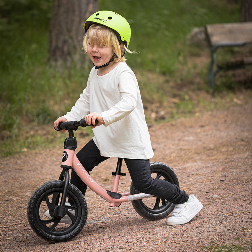 Med en springcykel, eller balanscykel, förenklar du övergången till en riktig barncykel vilket gör det både lättare och roligare att sedan börja cykla!