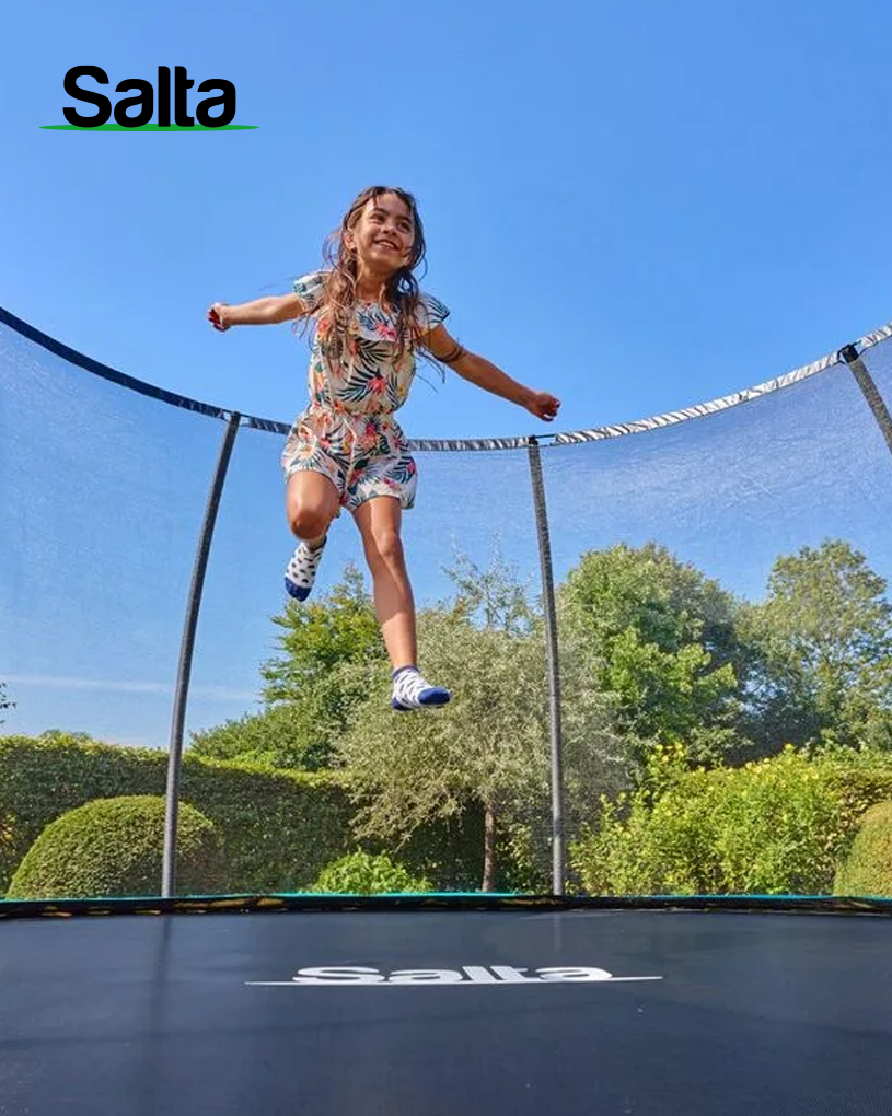 En glad flicka hoppar på en trampolin med texten 'Salta'.